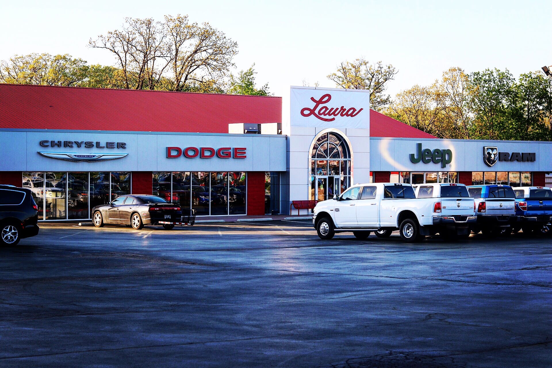 Laura Chrysler Dodge Jeep Ram of Sullivan