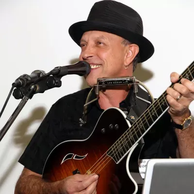 HUGO  Solo Musician Guitarist Singer ONE MAN BAND