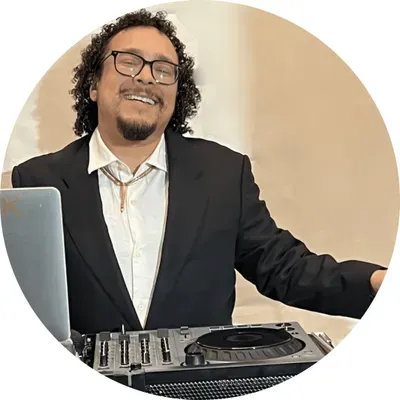 Sneek Entertainment Wedding & Event Djs