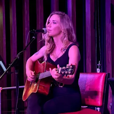 Elin Wolf - Singer, Singing guitarist, Violinist