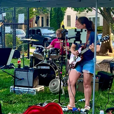909 — 90s rock cover band!