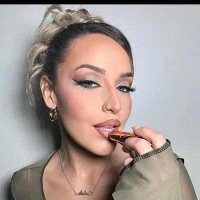 Chic Beauty by Catalina