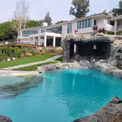 LA Clear blue pool & spa