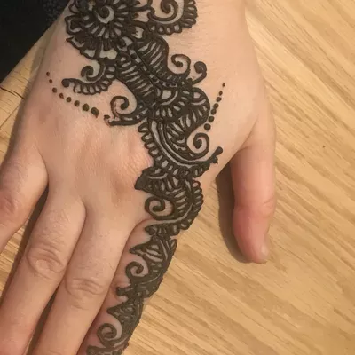 Neet Henna artist