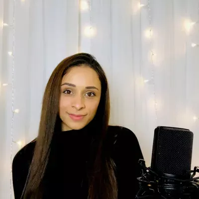 Online voice lessons | Laura Briella