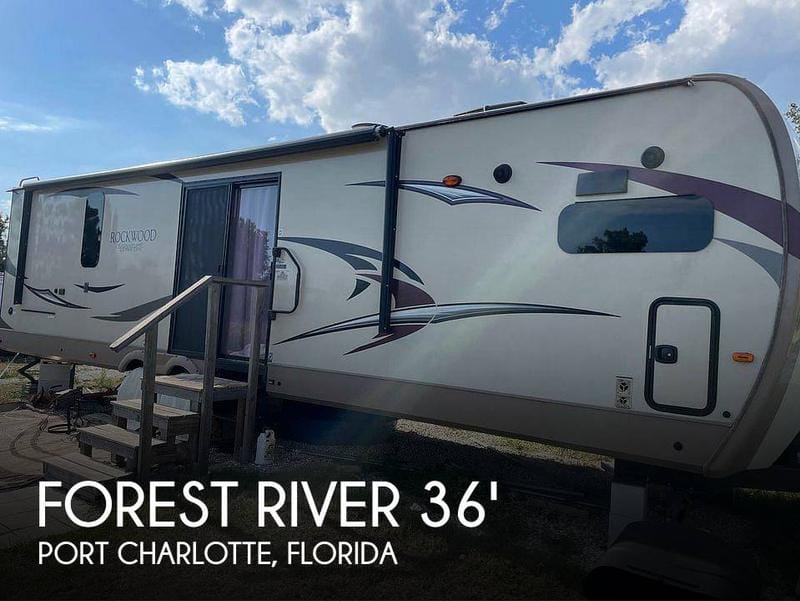 Forest River Forest River Rockwood Signature Ultra Lite 8335 BSS Travel Trailer 2018 for Sale