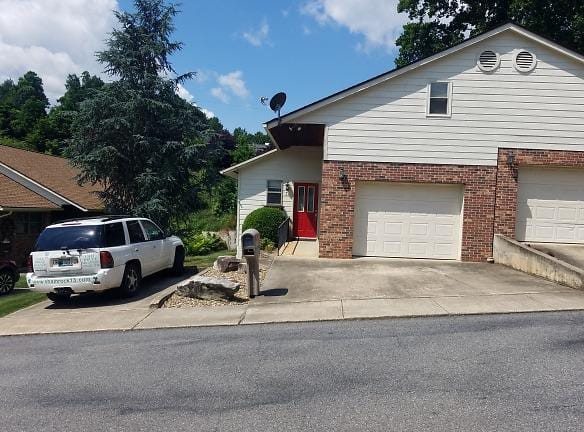 71 Town N Country Dr - Waynesville, NC 28786 - Home For Rent