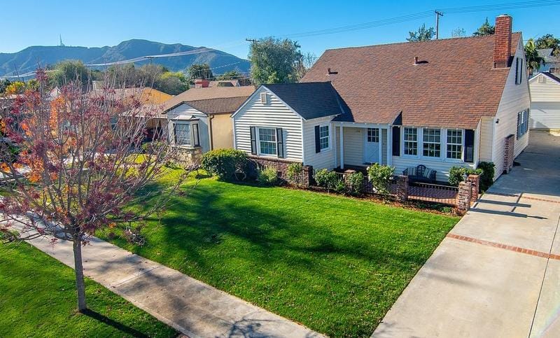 139 S Beachwood Dr, Burbank, CA 91506 - MLS BB24014211 for Sale
