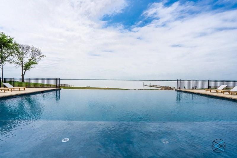 717 Clubview Dr, Mabank, TX 75143 for Sale