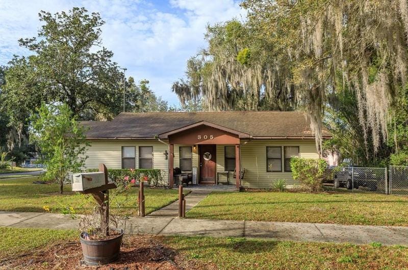 305 Cordova Pl, Leesburg, FL 34748 - MLS O6174054 for Sale