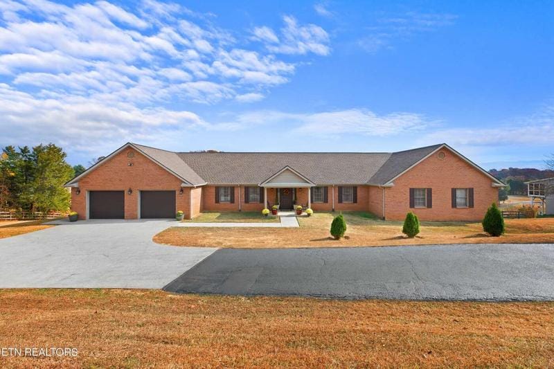 1174 Country Club Rd, Dandridge, TN 37725  609000186 for Sale