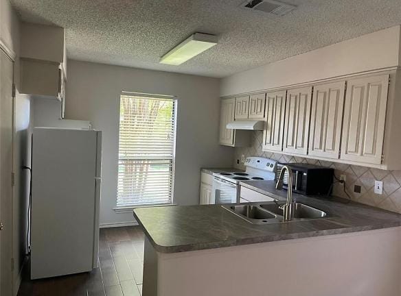 916 Boxwood Dr - Lewisville, TX 75067 - Home For Rent