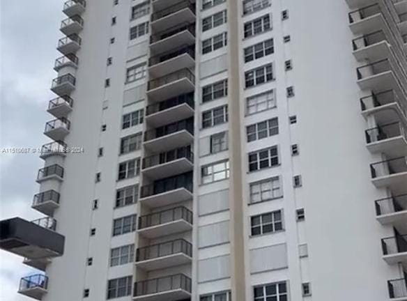 2201 S Ocean Dr - Hollywood, FL 33019 - Home For Rent