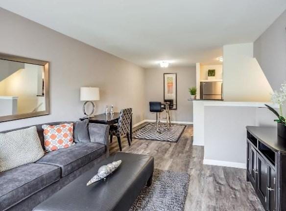 202 Bach Ct - Wheaton, IL 60189 - Home For Rent