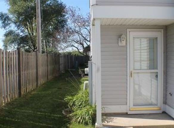 485 Meadow Green Ln - Round Lake Beach, IL 60073 - Home For Rent