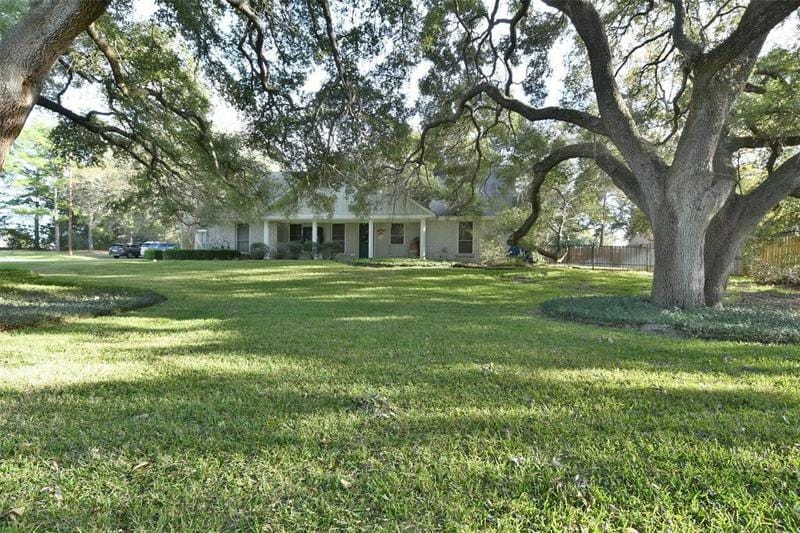 101 Oak Hill Dr, Brenham, TX 77833 for Sale