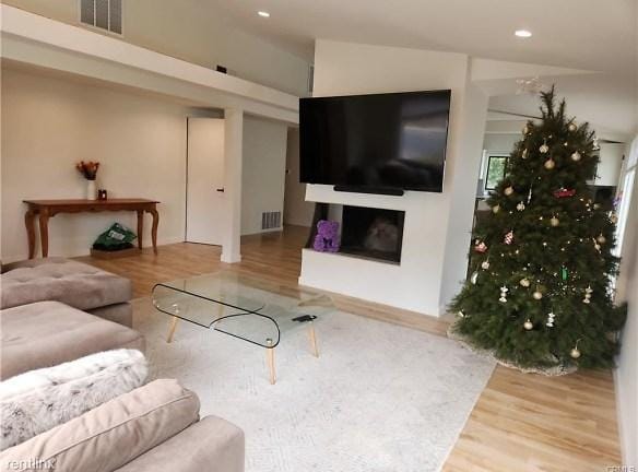 22285 Ybarra Rd - Los Angeles, CA 91364 - Home For Rent