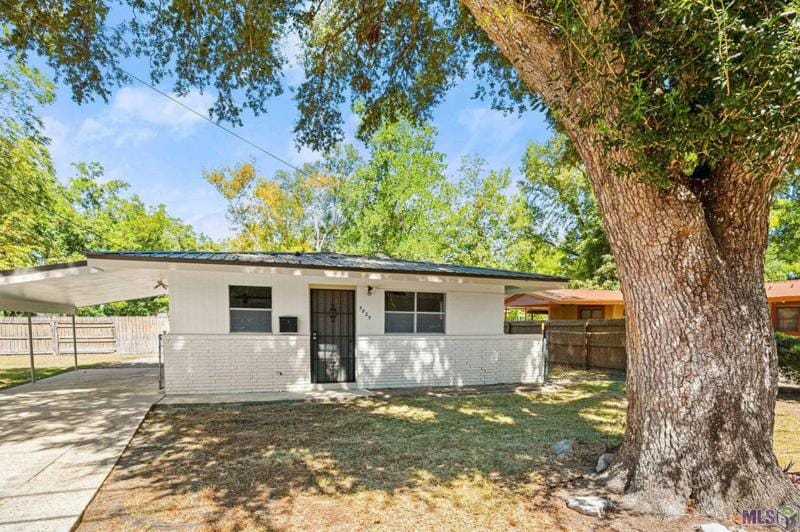 5825 CLAYTON DR, Baton Rouge, LA 70805 Single Family Residence For Sale  MLS# 2023016975 for Rent