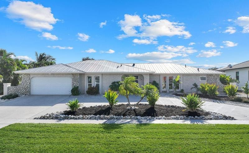 318 Grapewood Ct, Marco Island, FL 34145 - MLS 2232078 for Sale