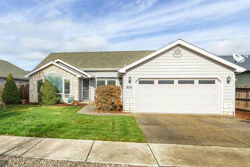 956 BIRMINGHAM ST, Medford, OR 97501 Single Family Residence For Sale  MLS# 220176207
