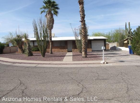 8245 E Koralee Pl - Tucson, AZ 85710 - Home For Rent