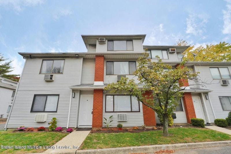 18 RICHMOND CT, Staten Island, NY 10303 Single Family Residence For Sale  MLS# 2400752