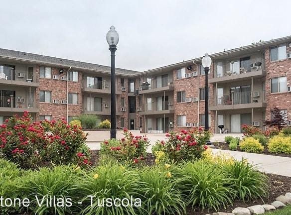 600 E Ficklin St - Tuscola, IL 61953 - Home For Rent