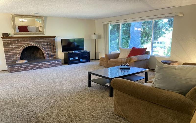 Rental listing in Edmonds, Seattle Area. Contact the landlord or property manager direct about rental.