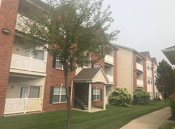 Deer Valley Apartments - 817 E Green Meadows Rd - Columbia, MO Apartments for Rent