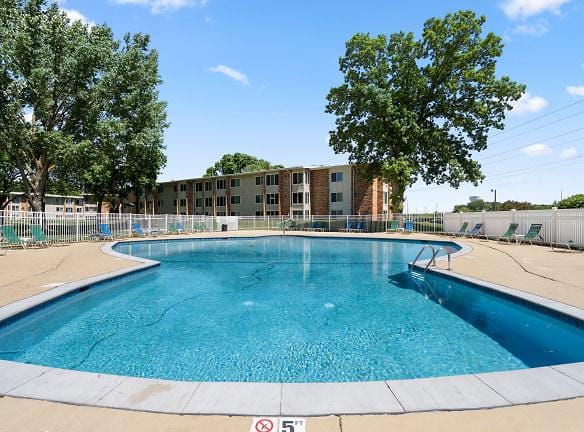 Lake Pointe Apartments - 3413 53rd Ave N - Brooklyn Center, MN Apartments for Rent