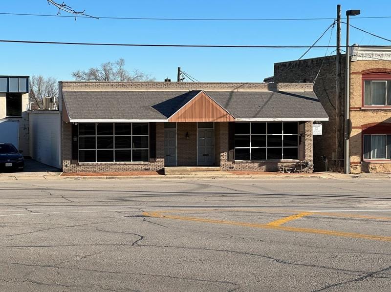 142 Washington St, Woodstock, IL 60098 - MLS 11947247 for Sale