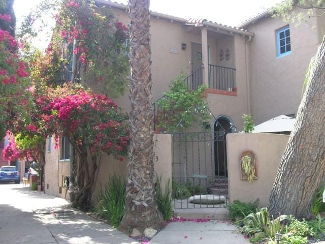 15065973  2595 N Beachwood Dr for Sale