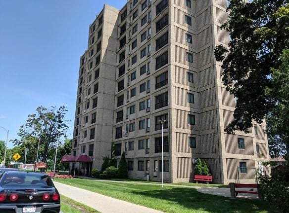 Pulaski Heights Apartments - 76 Maple St - Holyoke, MA Apartments for Rent