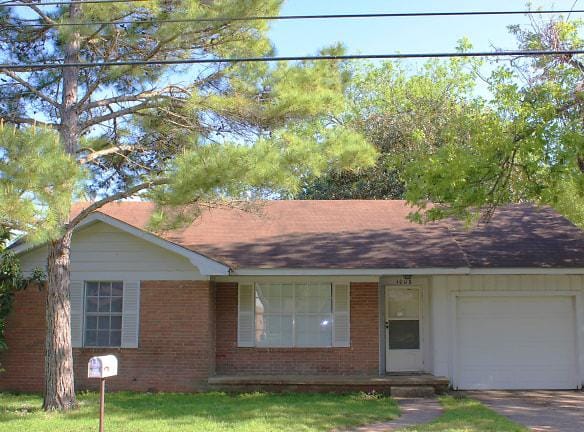 1008 E Stone St - Brenham, TX 77833 - Home For Rent