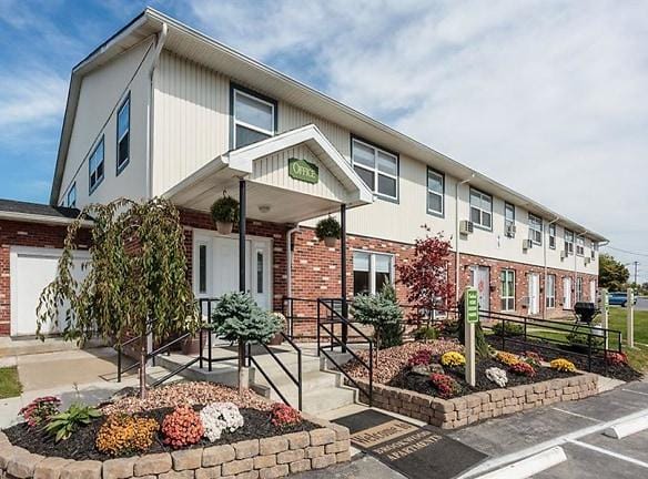 Brookwood On The Green - 8 Plantation Blvd - Liverpool, NY Apartments for Rent
