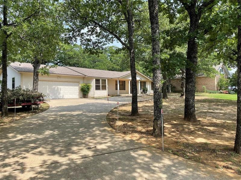 129 Shawnee Dr, Lake Kiowa, TX 76240 for Sale