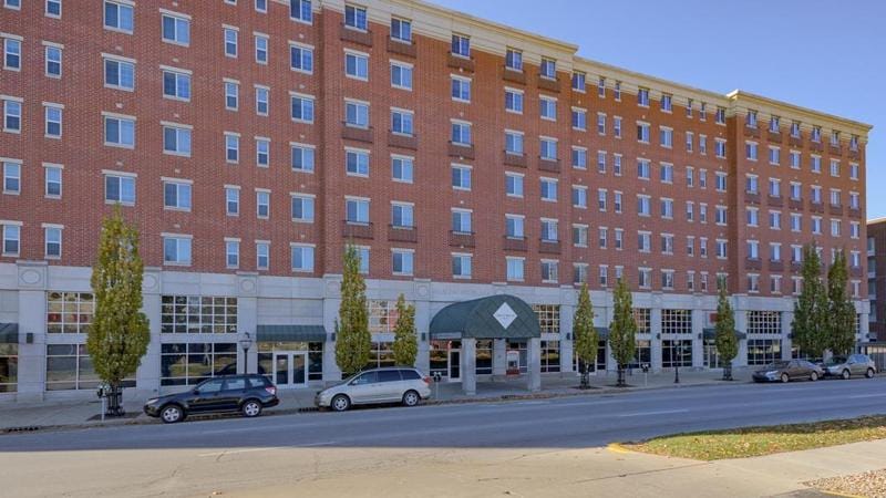 Manhattan-Four Bedrooms/Two Baths  Smallwood Plaza Apartments of Bloomington for Sale