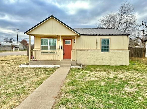 955 S 11th St - Slaton, TX 79364 - Home For Rent