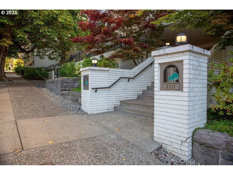 2211 SW Park Pl #201, Portland, OR 97205  MLS# 23088572 for Sale