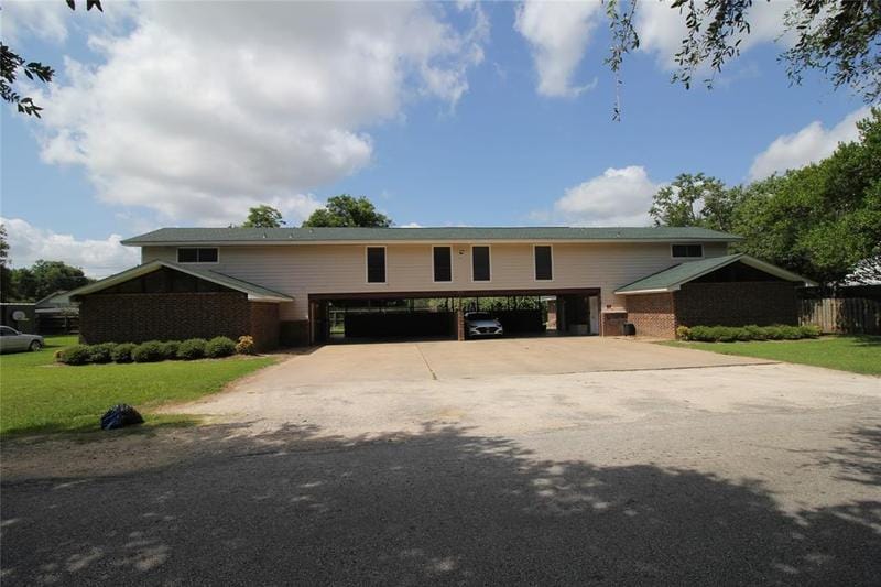 412 Breezy Ln, Wharton, TX 77488 for Rent