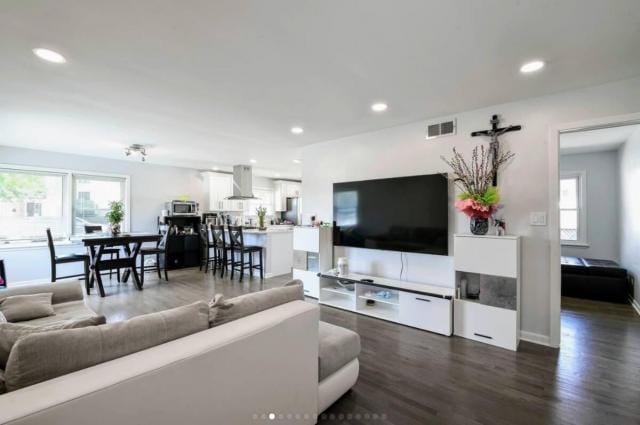 4 Bedroom 2 Bath In Park Ridge IL 60068 for Rent