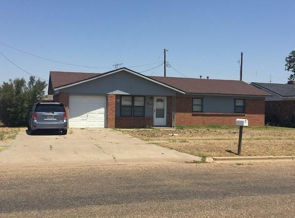 1316 W 32nd St Plainview, TX 79072 - Home For Rent