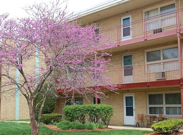 1639 1/2 Forest Rd La Grange Park, IL - Apartments For Rent