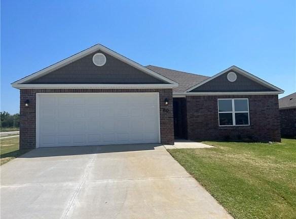 810 W Tanner Dr Fayetteville, AR 72701 - Home For Rent