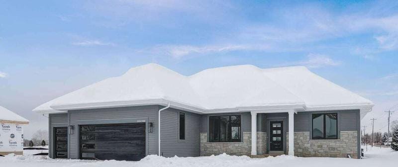 W251n2312 Valleyview Cir, Pewaukee, WI 53072  620994784 for Sale