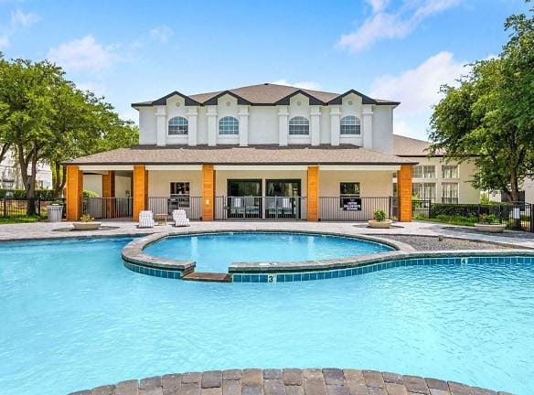 3939 Trinity Mills Dallas, TX - Apartments For Rent