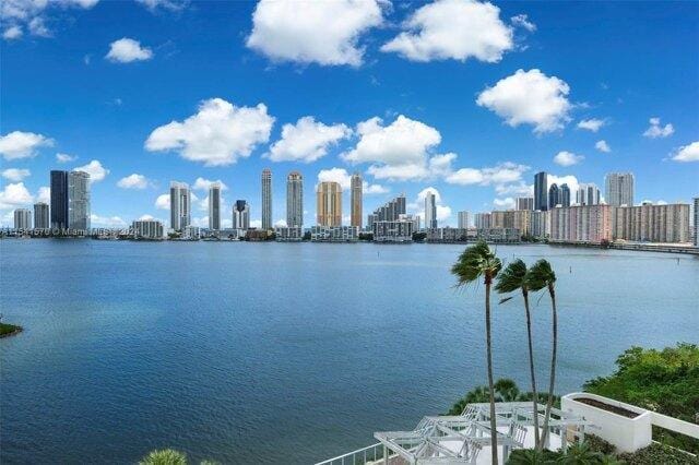 2 bedroom in Aventura FL 33160 for Sale