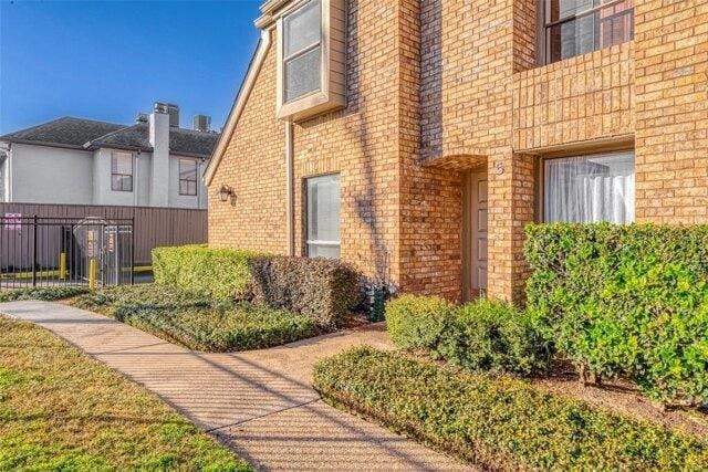 2 bedroom in Houston TX 77057 for Sale
