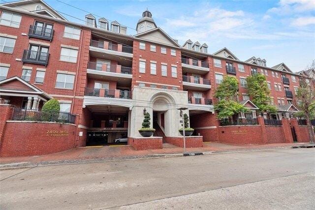 1 bedroom in Houston TX 77056 for Sale