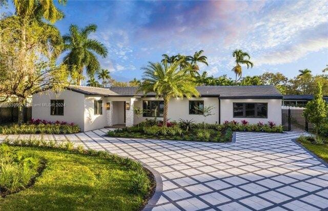 4 bedroom in Hollywood FL 33019 for Sale